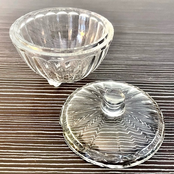 ‘DISTINCTIVE’ & VINTAGE, TRI-FOOTED, MINI ROUND GLASS ‘RING/TRINKET’ BOX… - Picture 2 of 6